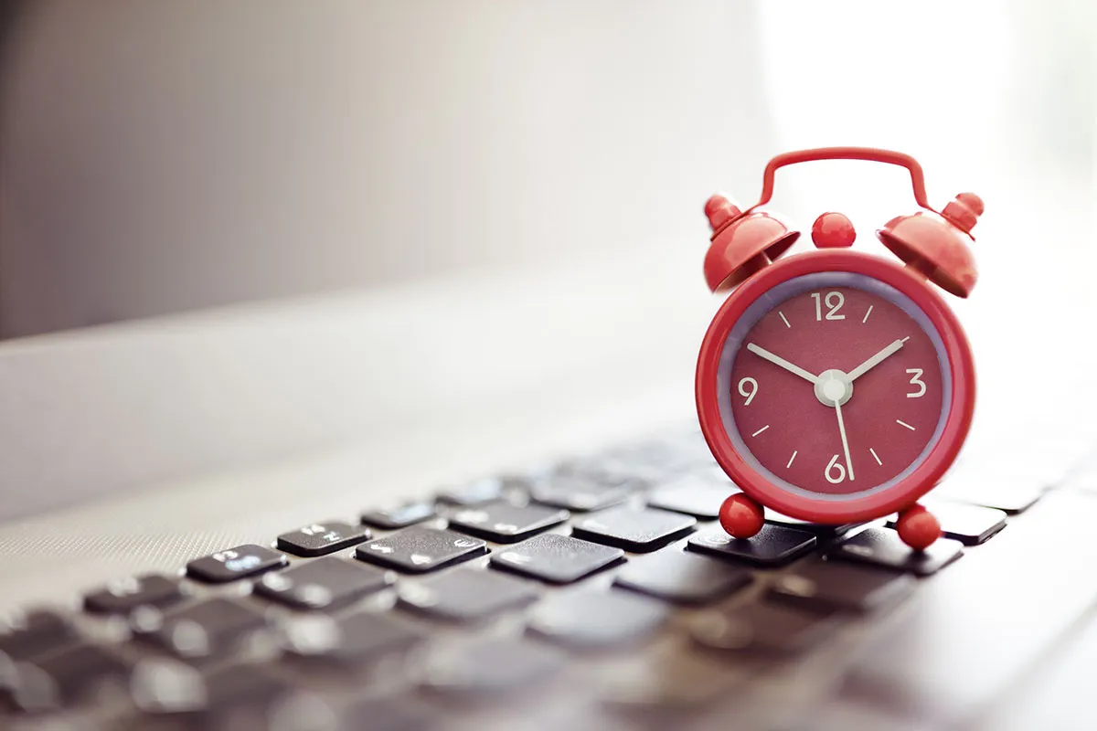 Alarm clock on laptop pcwnutarid